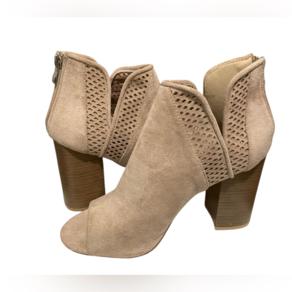YOKI Open Toe Platform Style Shoes Women's size 8 ” Very Good Condition